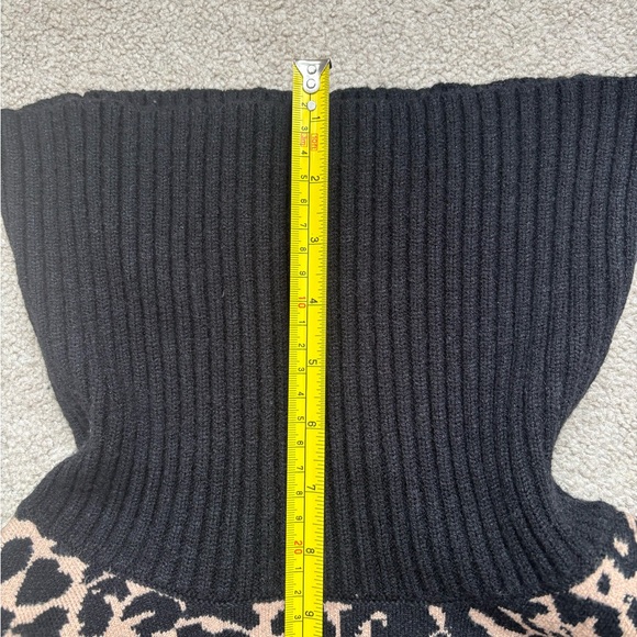 Tahari Women's Leopard Animal Print Turtleneck Sweater Size (M) Beige And Black - Picture 6 of 12